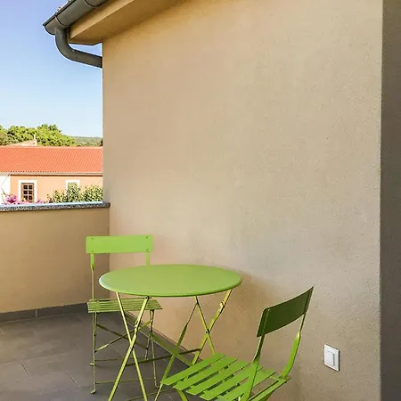 1 Bedroom Amazing In Apartmán Sukošan